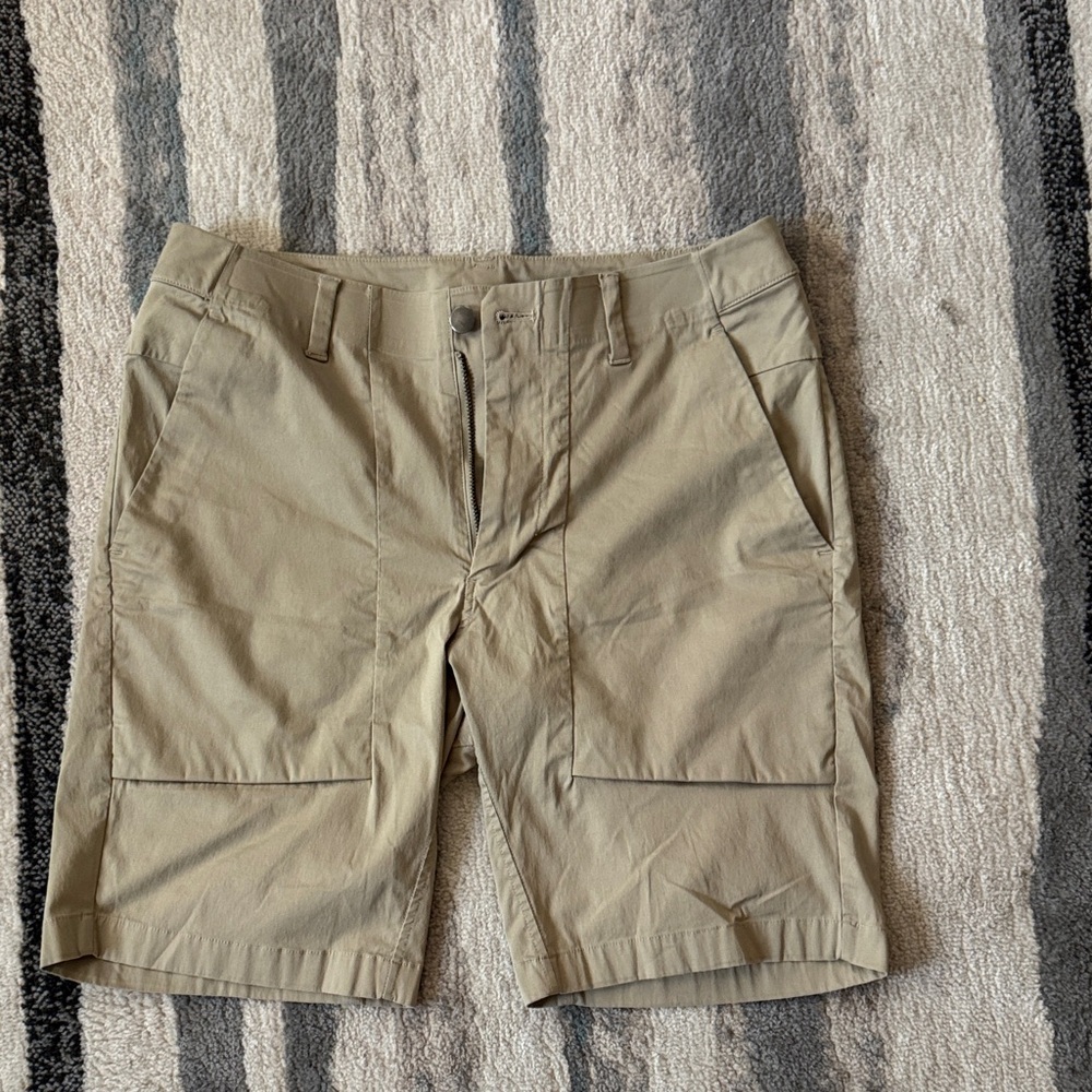 lululemon athletica Men's Khaki Cargo Shorts